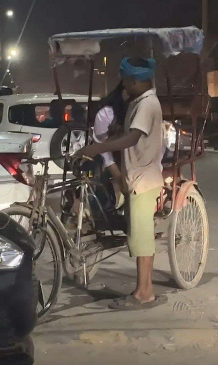 রিকশাতে একটা মেয়ে উঠে এবং ভাড়া না থাকায় ছেলেটির ধন খেচে আউট করে দেয় 🔥